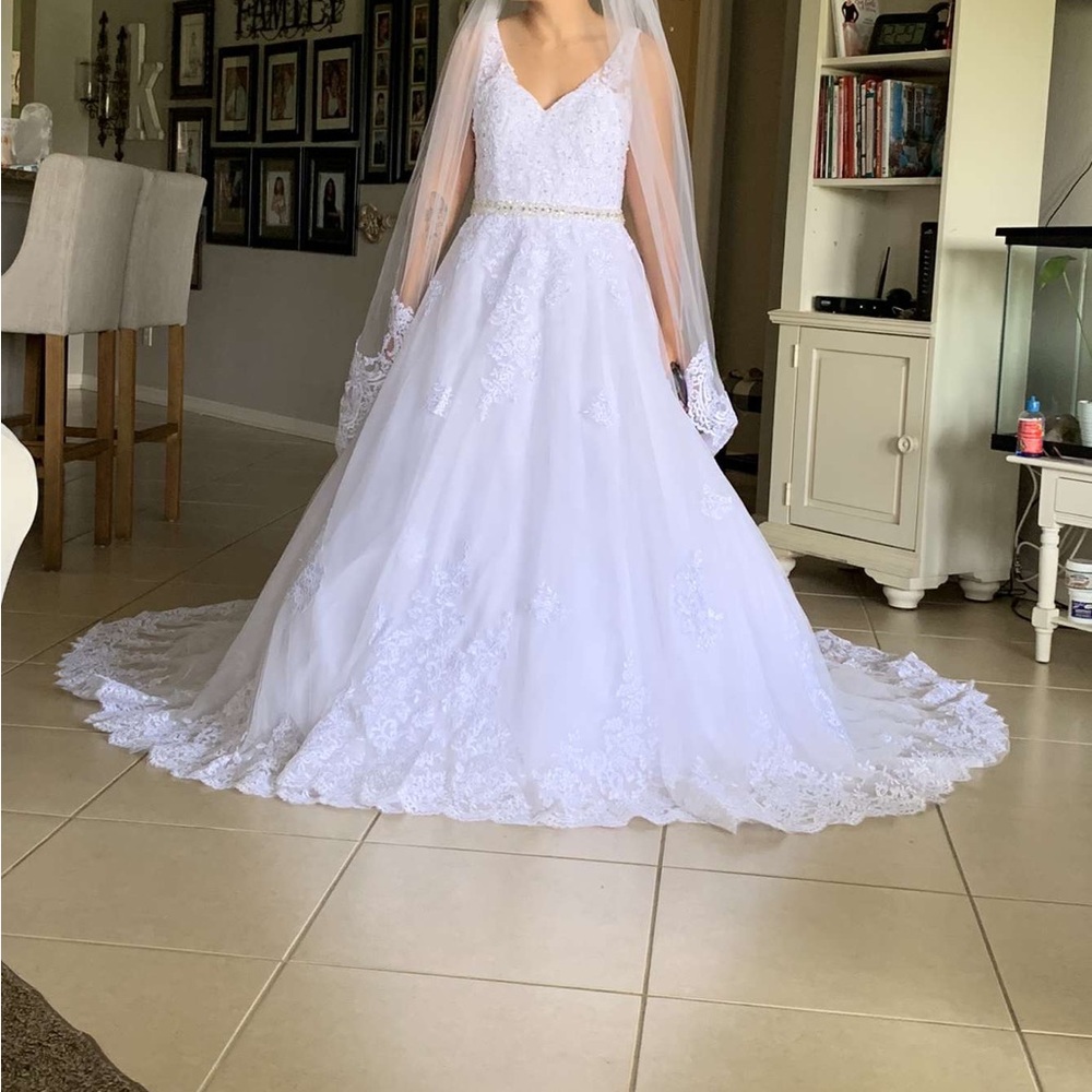 Wedding dress! Tried it on once (as seen) but never used at wedding! US 6